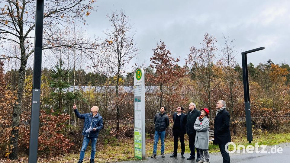 Bei der Vorstellung der Leuchten (von links): Gerhard Schmerber vom Bayernwerk Weiden, Tiefbauamtsleiter Hubert Grillmeier, Baudezernent Oliver Seidel, Bürgermeister Lothar Höher, stellvertretende Kartellvorsitzende Luise Amschl und Kartellvorsitzender Hans-Jürgen Gmeiner. Bild: Stadt Weiden/exb