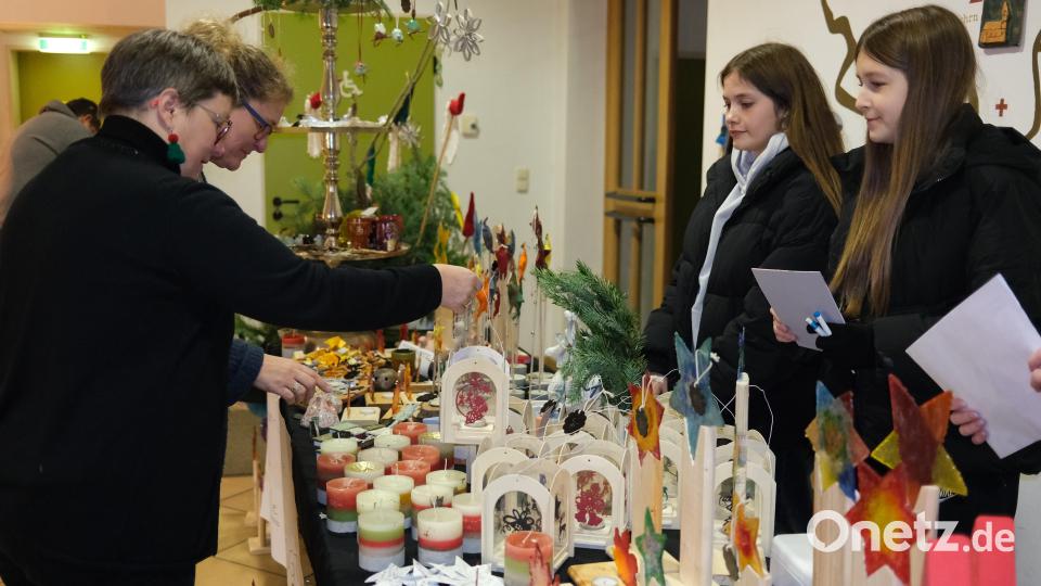 Schülerinnen der Gregor-von-Scherr-Realschule boten Deko-Stücke an, die sie in der "Offenen Ganztagesschule" gefertigt hatten. Bild: Hirsch