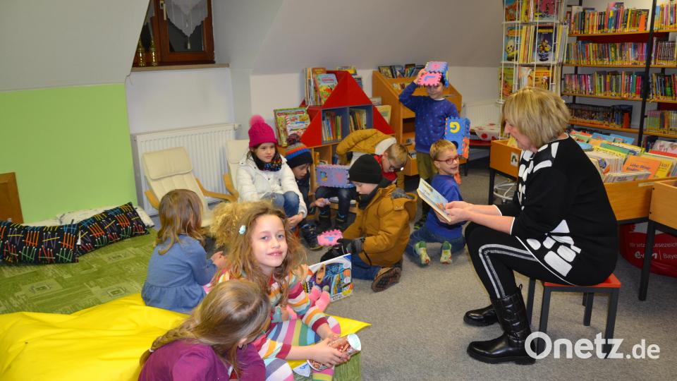 Birgit Gerlach Kneißl liest den Kindern vor. Bild: gi