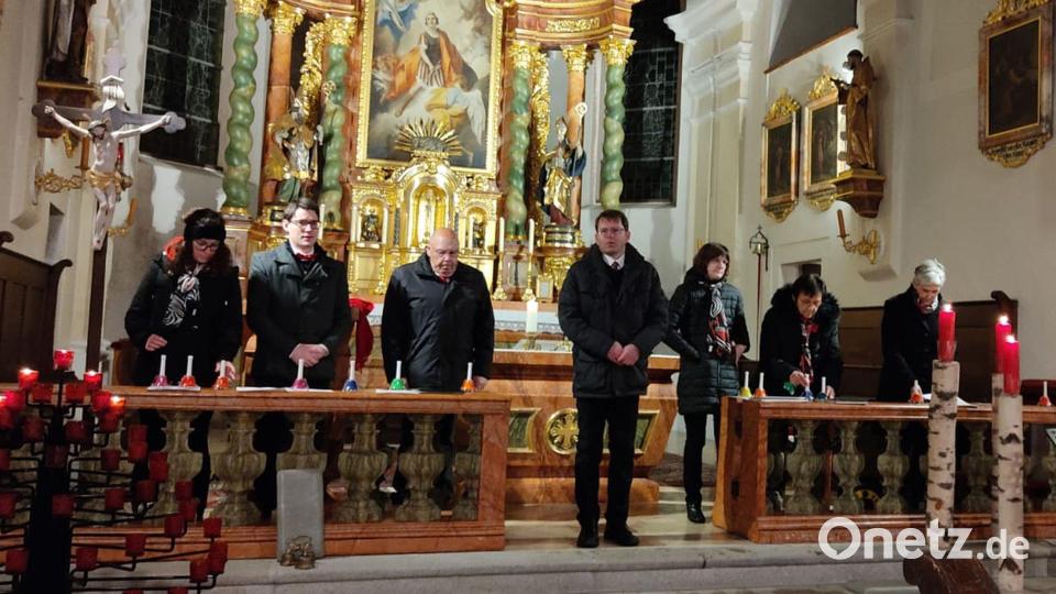 Nach der Eröffnung durch den Glockenchor der evangelischen Kirchengemeinde wünschte Pfarrer Andreas Kraft (Vierter von links) den Gästen einen besinnlichen Abschluss des Tages. Bild: fpoz