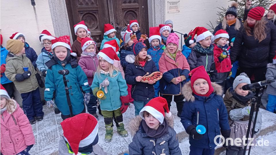 Die Piccolino-Kinder mit ihren roten Nikolausmützen waren mit Feuereifer bei ihrem musikalischen Auftritt dabei. Bild: fpoz