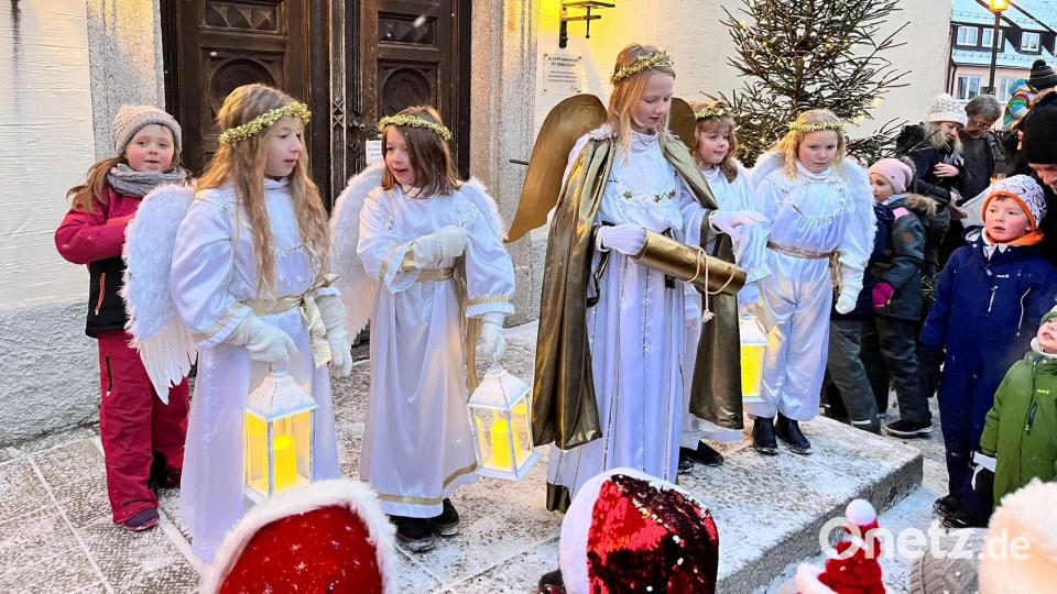 Christkind Theresa Burger (Mitte) mit den Engeln (von links) Emilia Queitsch, Freni Axmann, Katharina Haberkorn und Emilia Bayer hatte kleine Überraschungen dabei. Bild: Burger/exb