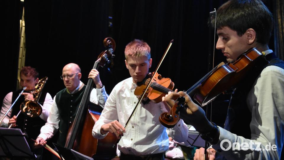 42. Amberger Adventssingen im Stadttheater Amberg, hier die Familienmusik „Hahn vo Schama“ unter der Leitung von Berthold Hahn. Bild: Stephan Huber
