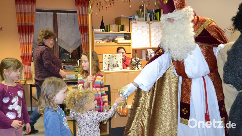 In der Vorlesestunde werden die Kinder vom Besuch des Nikolaus überrascht. Bild: gi