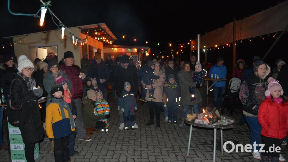 Ganz schön was los war am Freitagabend beim Zipfelmützenzauber auf dem Sportgelände des SV Mitterteich. Die Veranstaltung des Fördervereins war eine Premiere und soll in Zukunft jedes Jahr stattfinden. Höhepunkt war der Besuch des Nikolaus, der jeweils eine grün-weiße Zipfelmütze für die kleinen Besucher mit dabei hatte. Bild: jr
