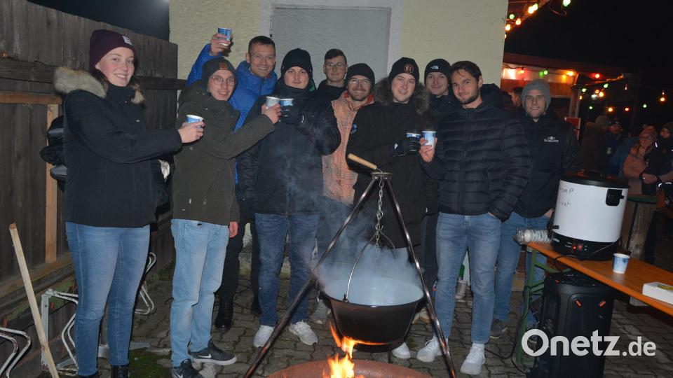 Ganz schön was los war am Freitagabend beim Zipfelmützenzauber auf dem Sportgelände des SV Mitterteich. Die Veranstaltung des Fördervereins war eine Premiere und soll in Zukunft jedes Jahr stattfinden. Höhepunkt war der Besuch des Nikolaus, der jeweils eine grün-weiße Zipfelmütze für die kleinen Besucher mit dabei hatte. Bild: jr