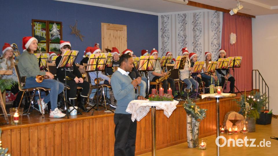 Die Bedeutung von Advent, die Vorbereitung auf die Ankunft des Herrn, brachte Pfarrer Jaison Thomas den Zuhörern näher. Bild: kki