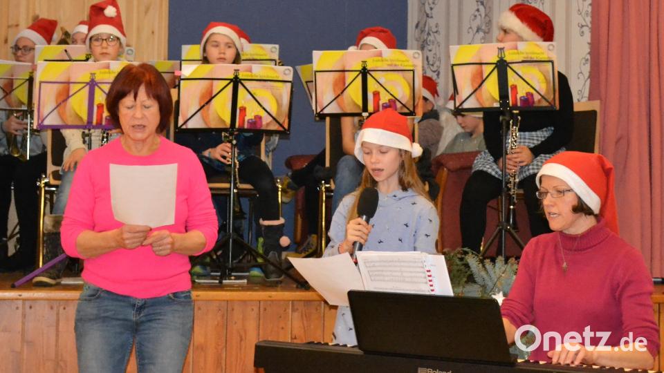 Sarah Ernstberger hatte zusammen mit Mama Kerstin Kiener und Dorle Praller ein Weihnachtslied vorbereitet. Bild: kki