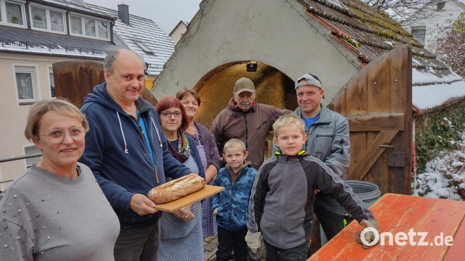 Nach zwei Jahren Pause wurde am alten Backofen in Eschenbach wieder fleißig jede Menge Brot gebacken. Bild: hut