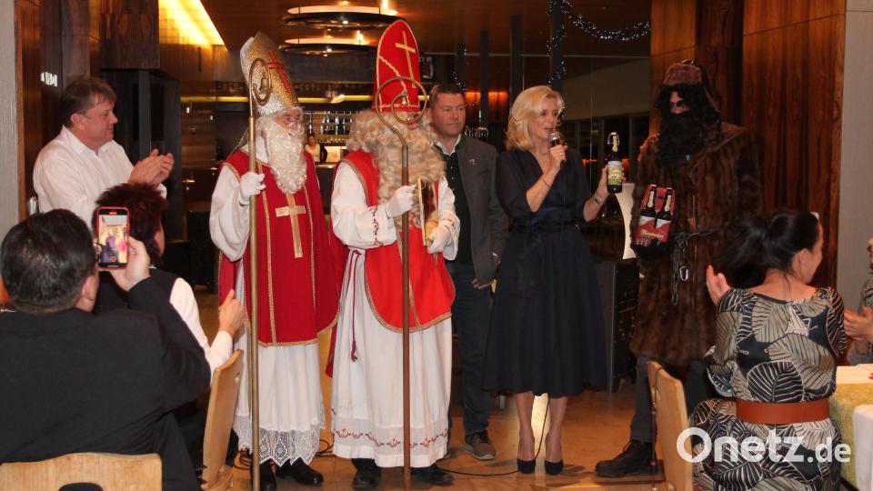 Pleysteins zweite Bürgermeisterin Andrea Lang präsentiert das Jubiläumsbier. Bild: pi