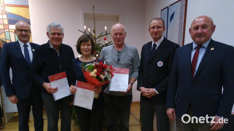 Oftmalige Blutspender werden ausgezeichnet (von links): Bürgermeister Bernhard Lindner, Georg Forster (75 Mal), Maria Koller (50), Georg Ertl (150), BRK-Leiter Christian Birner und Zweiter Bürgermeister Georg Götz. Bild: mma