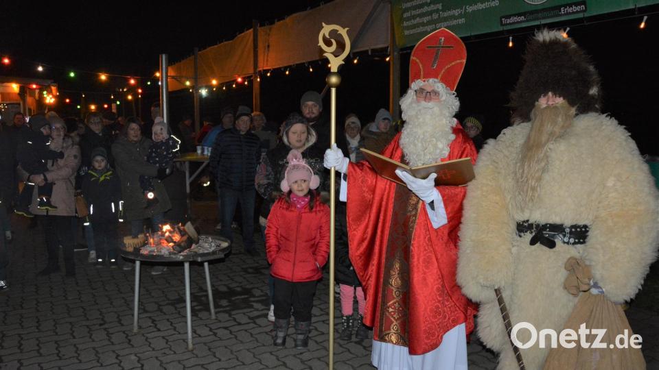 Ganz schön was los war am Freitagabend beim Zipfelmützenzauber auf dem Sportgelände des SV Mitterteich. Die Veranstaltung des Fördervereins war eine Premiere und soll in Zukunft jedes Jahr stattfinden. Höhepunkt war der Besuch des Nikolaus, der jeweils eine grün-weiße Zipfelmütze für die kleinen Besucher mit dabei hatte. Bild: jr