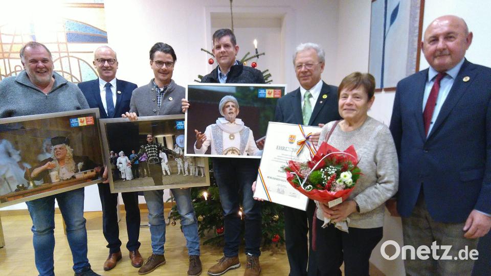 Die Marktgemeinde Hahnbach ehrt einige ihrer Bürger (von links): Thomas Fenk (Co-Regisseur, Coautor, Schauspieler), Bürgermeister Bernhard Lindner, Jürgen Huber (Autor, Regisseur, Schauspieler), Stefan Gericke (Co-Regisseur und Schauspieler), Franz Iberer mit Ehefrau Lydia sowie HKA-Vorsitzender und Zweiter Bürgermeister Georg Götz. Bild: mma