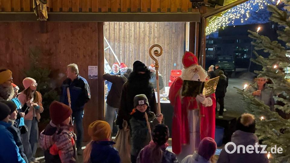 Pünktlich um 17Uhr erschien der Nikolaus mit seinen Knecht Ruprecht auf dem Gelände. Bild: Röckl/exb