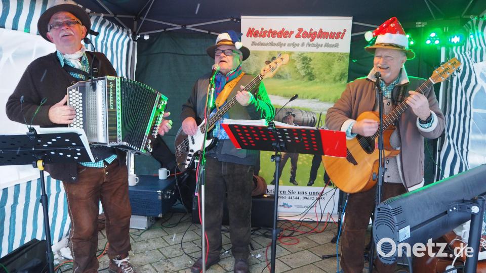 Die Zoiglmusik sorgt für vorweihnachtliche Stimmung. Bild: krb