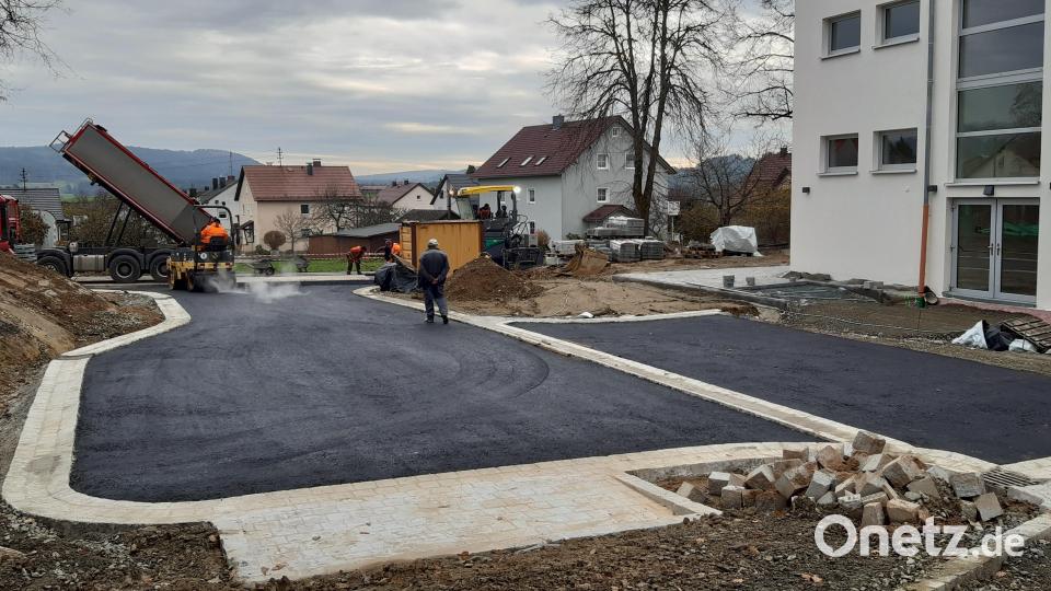 Die Zufahrt zum Bürgerhaus auf der Nordseite mit Wendehammer ist befestigt und ermöglicht jetzt die uneingeschränkte Zulieferung. Bild: bkr