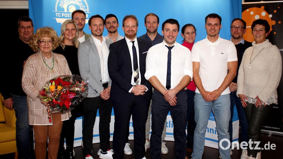 Das ist die neue Vorstandschaft des TC Postkeller um Vorsitzenden Heiko Hauer (Siebter von links). Bild: R. Kreuzer
