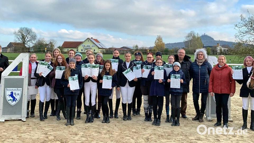 22 Nachwuchsreiter des Reitclubs am Kulm waren in Theorie und Praxis von Silke Hertel (Zweite von rechts) bestens auf die Leistungsprüfungen für den &quot;Pferdeführerschein&quot; und die Longierabzeichen vorbereitet worden. Bild: whü
