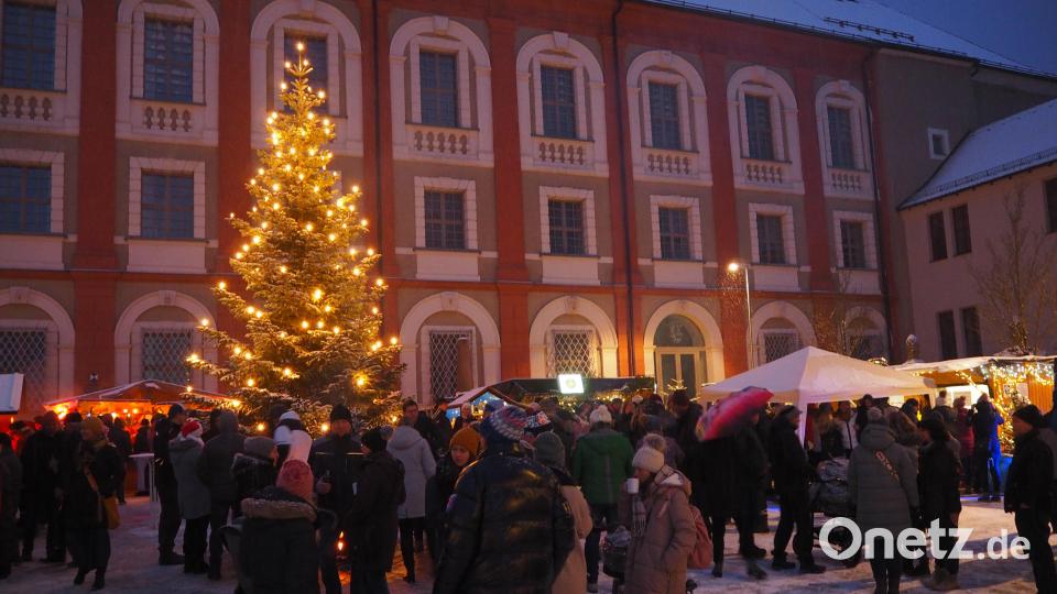 Der Weihnachtsmarkt der Neustädter Vereine ist bestens besucht. Bild: krb