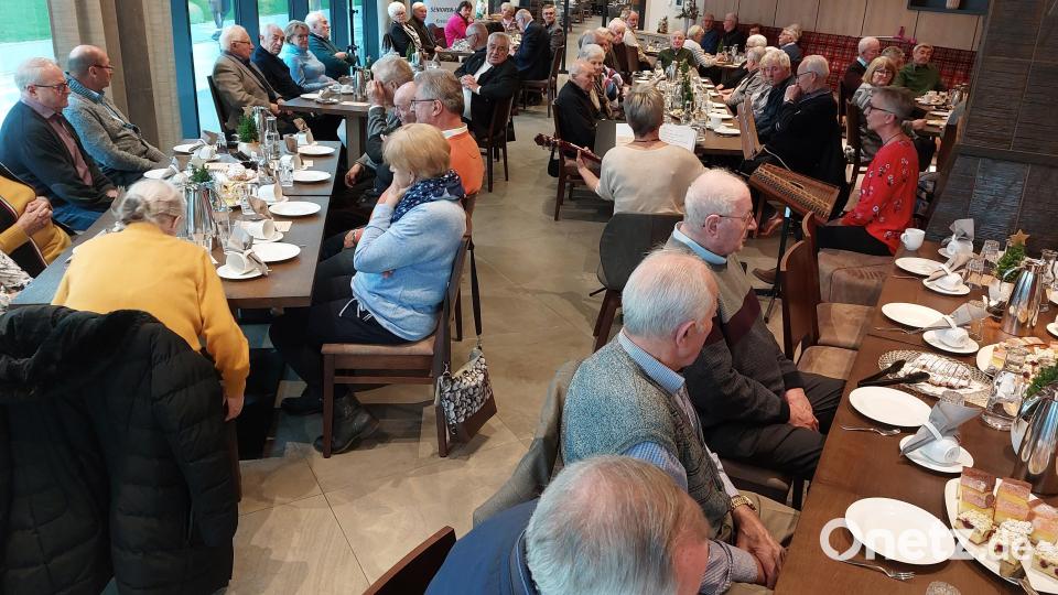 Bei Kaffee und Kuchen trafen sich Mitglieder des Neustädter Kreisverbandes der Senioren-Union in der Gaststätte „NEWS“ in Weiherhammer. Bild: Hans Schreyegg/exb