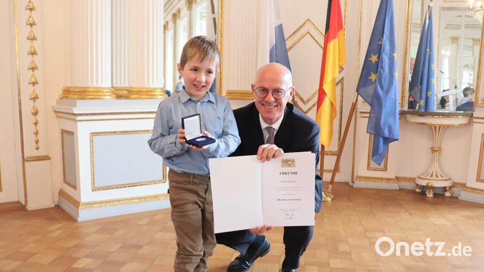 Der Regierungspräsident ehrte auch den achtjährigen Lebensretter Lukas Mutzbauer. Bild: Regierung der Oberpfalz/Schmied/exb