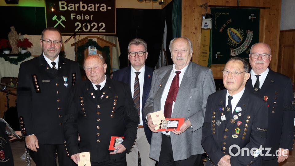Zur Ehrung versammelt: (von links) Armin Kraus, Vorsitzender des Bergknappenvereins Sulzbach-Rosenberg und Landesvorsitzender der Knappen- und Hüttenvereine, Rainer Mirche (60 Jahre Mitgliedschaft), Bürgermeister Michael Göth, Herbert Bauer (25 Jahre Mitgliedschaft), Georg Rubenbauer, Bergmann aus Großenfalz, und Hans-Jürgen Reitzenstein, Schriftführer und Beisitzer im Bundesvorstand. Bild: mfh