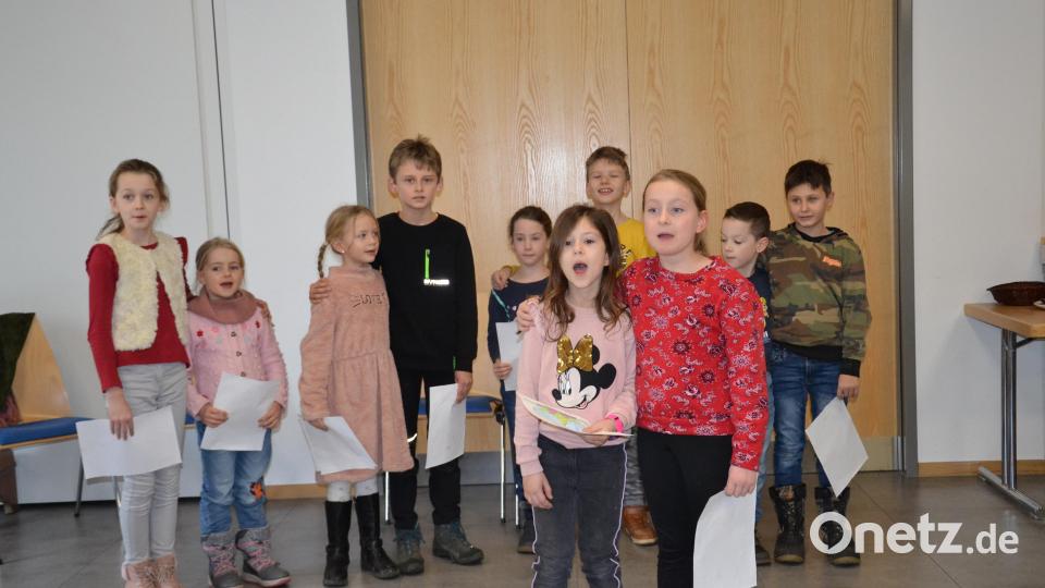 Die Kinder der Mittagsbetreuung die „Musketiere“ der Grundschule mit ihrer Leiterin Vanessa Rudloff erfreuen mit dem Nikolaus-Lied die Senioren. Bild: gi