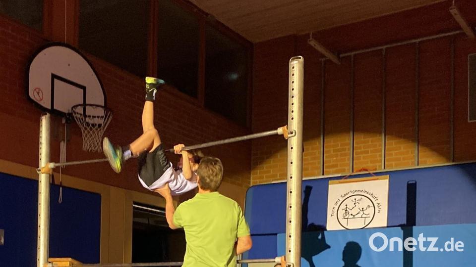 Auch am Reck zeigten die Kleinen hervorragende Leistungen. Bild: soj