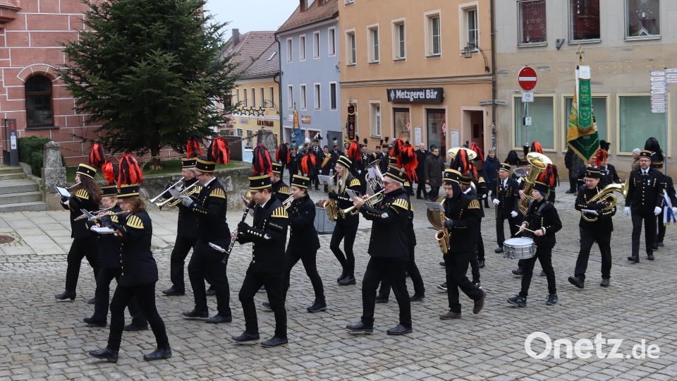 Zum Gottesdienst am Samstagvormittag in der Christuskirche zog der Bergknappenverein mit musikalischer Unterstützung der Bergknappenkapelle. Abordnungen der Knappen aus Auerbach und Königstein schlossen sich an. Bild: mfh