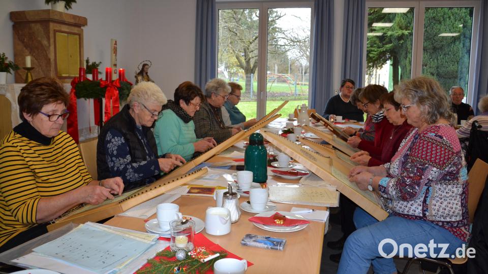 Die Veeh-Harfen-Gruppe des Frauenbundes begleitet die Adventsfeier der Senioren. Bild: gi