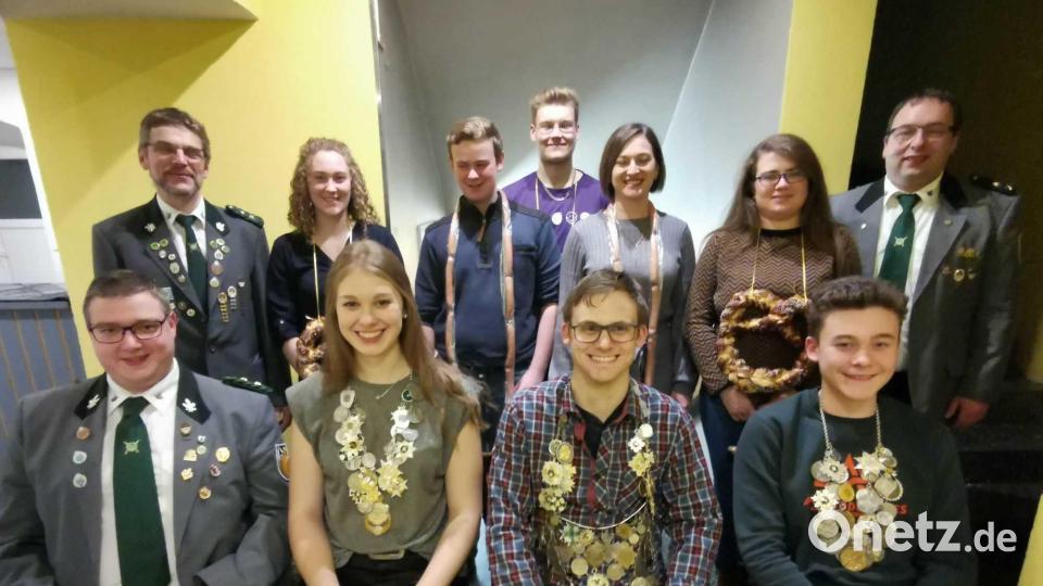 Der 2. Schützenmeister Dominik Brenner gratuliert den Königen Hannah Helm, Alexander Schmucker und Josef Distner (von links) und die Sportleiter Florian Frischmann (rechts) und Stellvertreter Karl Bauriedl (links) allen Zweit- und Drittplatzierten. Bild: gz