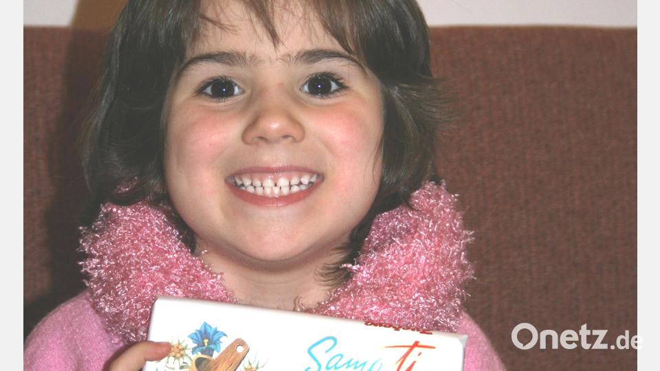 Ein Mädchen im Kinder- und Waisenheim „Egipat“ freut sich sehr über eine Tafel Schokolade, die es von der Kroatienhilfe bekommen hat. Bild: jzk