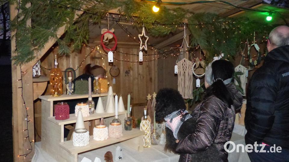 Nicht nur was zum Essen und Trinken wurde angeboten, auch Bastelarbeiten wurden präsentiert Bild: hme