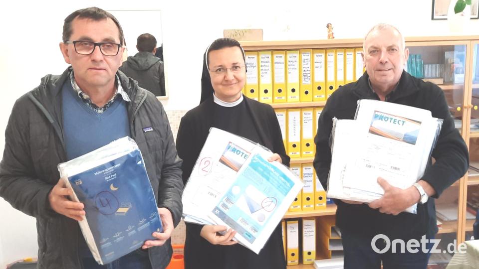Bernd Krannich (links) und Richard Pscherer übergaben bei einem Besuch im vergangenen April Inkontinenz-Bettauflagen an die Leiterin des Behindertenheims in Mostar. Bild: jzk