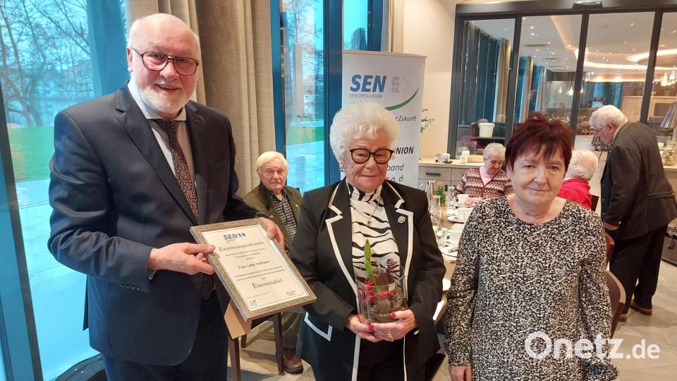 Kreisvorsitzender Georg Stahl und Bezirksvorsitzende Evi Bauer-König ernennen Lotte Hofmann zum Ehrenmitglied. Bild: Hans Schreyegg/exb