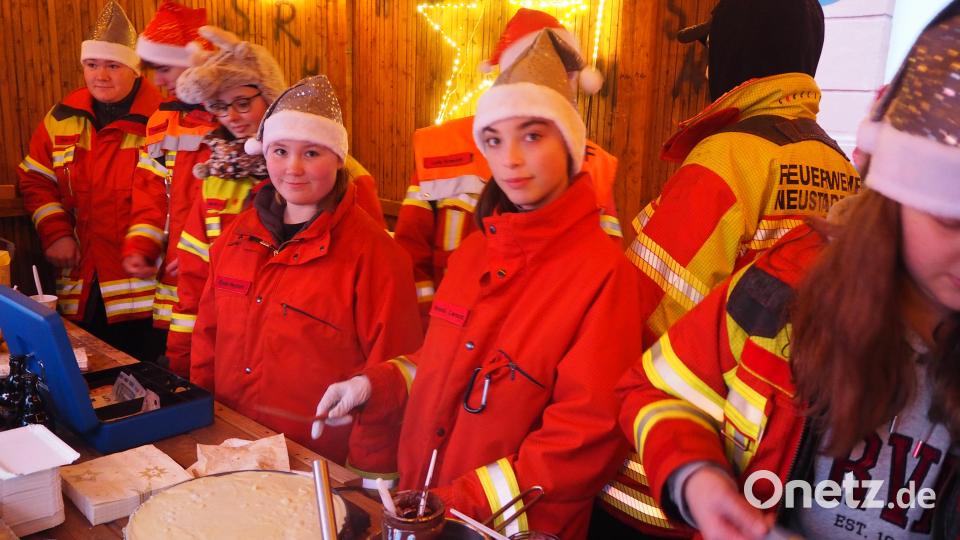 Am Stand der Feuerwehrjugend gibt es Crêpes sowie heiße Schokolade mit Sahne oder Schuss. Bild: krb