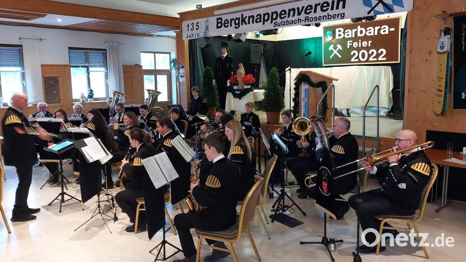 Die Bergknappenkapelle unter der Leitung von Stefan Frank gab der Barbarafeier in der Christuskirche und im Gasthaus Wagner einen würdigen musikalischen Rahmen. Bild: mfh