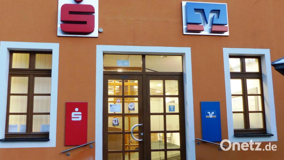 Für Bankgeschäfte wird in Kastl im Landkreis Amberg-Sulzbach dieses Gebäude von der Sparkasse und der Raiffeisenbank gemeinsam genutzt. Unbekannte wollten darin vermutlich den Geldautomaten sprengen. Bild: jp