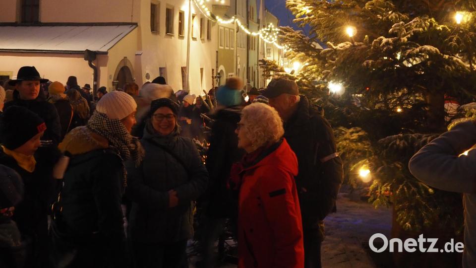 Beim Markt der Vereine Neustadt/WN kommt Weihnachtsstimmung auf. Bild: krb