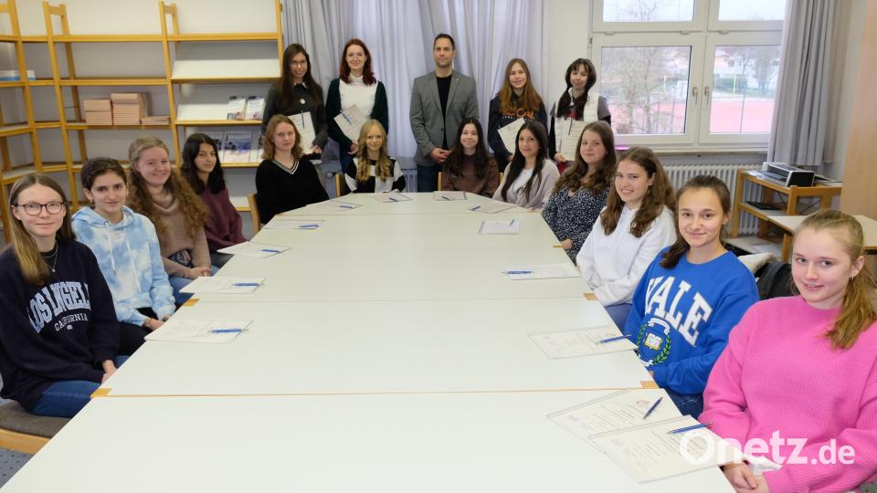 Wertvolle Einblicke in berufliche Handlungsfelder gewannen 19 Schülerinnen des Gymnasiums im Rahmen des &quot;Bayreuther Projekts&quot; des Freiwilligen Sozialen Schuljahres. Unser Bild zeigt die jungen Damen mit Kontaktlehrer Michael Horn nach der Ehrung Bild: do