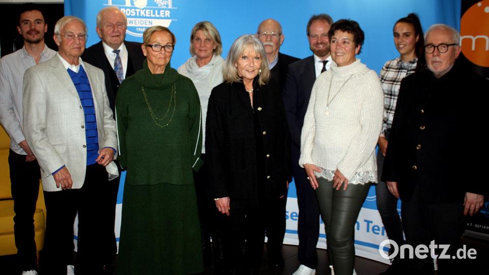 Der TC Postkeller um den neuen und alten Vorsitzenden Heiko Hauer (Vierter von rechts) ehrt zahlreiche treue Mitglieder. Zudem wird Gernot Schreyer (Fünfter von rechts) zum Ehrenvorsitzenden ernannt. Bild: R. Kreuzer