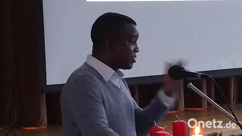 Pfarrer Dr. Nwankwo versuchte die politische und religiöse Wirklichkeit seiner Heimat Nigeria in Wort und Bild dazustellen. Bild: Wolfgang Plonner/exb