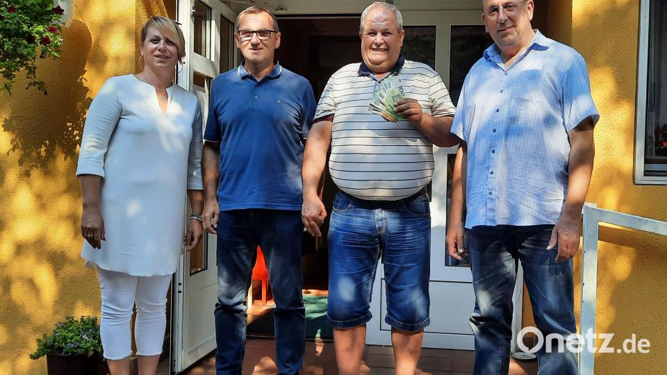 Bei der Geldübergabe im Altenheim Capljina: Ivona Kraljic, die Leiterin des Altenheims, Bernhard Krannich, Drazan Cule, Präsident des Wohltätigkeitsvereins in Capljina, und Klaus Fiebig (von links). Bild: jzk