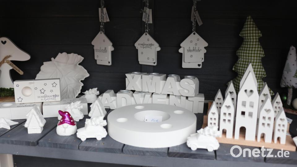 Ein Blick in das Häuschen zeigt eine Vielzahl von weihnachtlichen Dekoartikeln. Bild: rpp