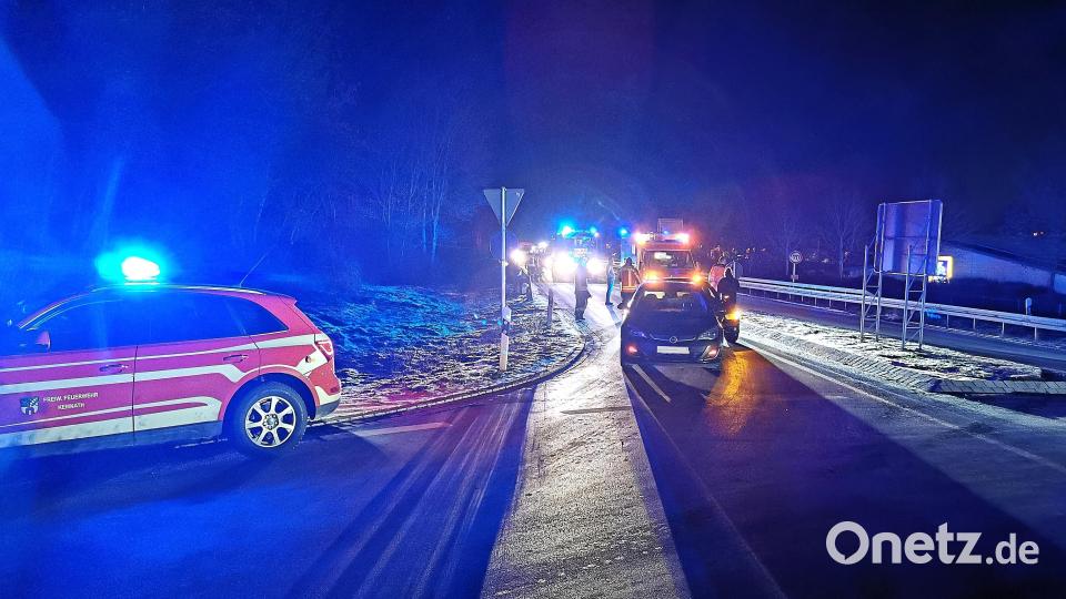 Wegen eines Unfalls beim Siemens-Kreisverkehr musste der Verkehr teilweise von der Staatsstraße 2665 ausgeleitet werden. Bild: mde