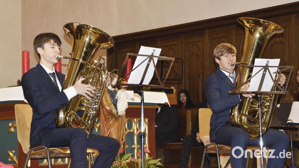 Matej Borík und Lukás Pulda mit einem Tuba-Duett Bild: zch