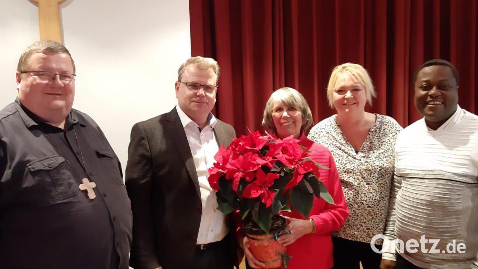 Brigitte Pilz (Mitte) leitete die Seniorengruppe lange Zeit. Nun übernimmt Irmi Schönberger (Zweite von rechts). Mit am Bild Stadtpfarrer Hubert Bartel (links), Bürgermeister Karlheinz Budnik (Zeweiter von links.) und Pfarrvikar Edwin Ozioko (rechts) Bild: wrm