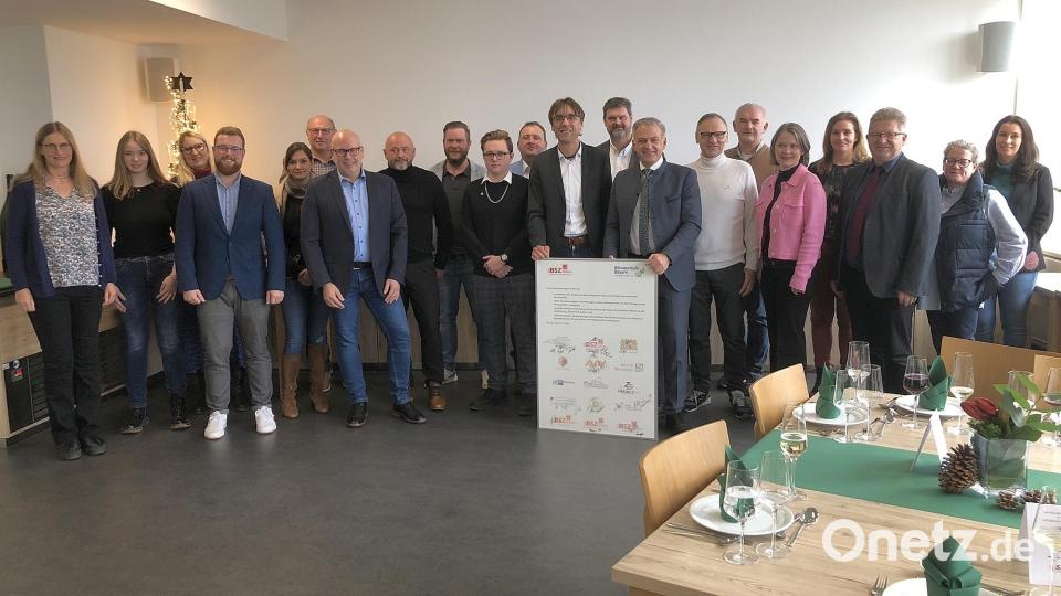 Höhepunkt der Auftaktveranstaltung &quot;Klimaschule in Bayern&quot; am BSZ war die Unterzeichnung der Absichtserklärung von Seiten aller Gäste. Bild: wro
