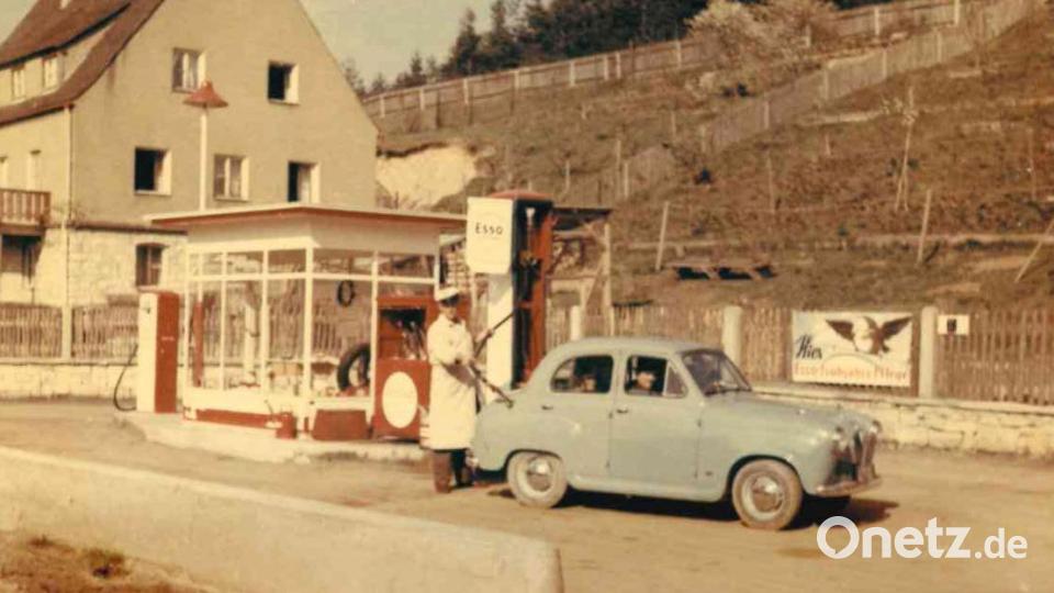Nostalgie pur und auch ein wenig Italien-Flair: Die ehemalige Esso-Tankstelle der Familie Mäckl findet sich im Schmidmühlener Heimatkalender 2023 wieder. Bild: Barbara Graf/exb