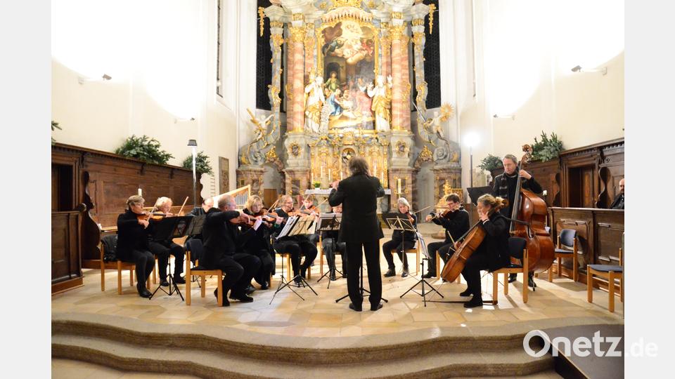 Das OTH-Orchester unter Leitung von Dieter Müller intoniert das &quot;Angelus!&quot; aus der Feder von Franz Liszt. Bild: Kunz